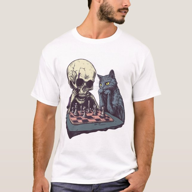 Skull vs Cat � Funny Chess Battle T-Shirt (Vorderseite)