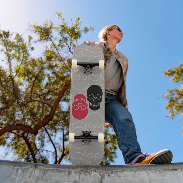 Skulls - Ghost Gray und Bone White Skateboard (Außenbereich 1)