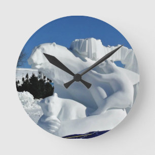 Skulptur des Polarbärensschnees, Quebec, Kanada Runde Wanduhr