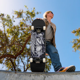 Skulptur eines weinenden Engels - mit Splashes 1 Skateboard