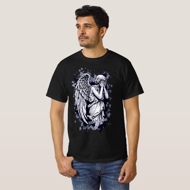 Skulptur eines weinenden Engels - mit Splashes 1 T-Shirt (Vorne ganz)