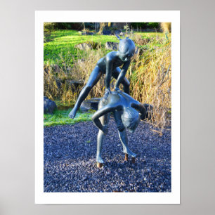Skulptur von spielenden Kindern Poster