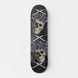 Skulpturen mit silbernen Details und lila Dunst Skateboard