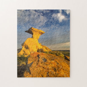 Skulpturierte Badlands-Formation in kurzem Gras Puzzle