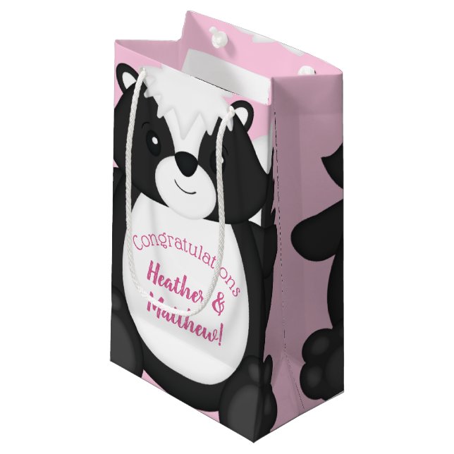 Skunk Baby Dusche Pink Kleine Geschenktüte (Vorderseite Schrägansicht)