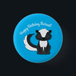Skunk Birthday Party Kids Button<br><div class="desc">Feiern Sie den Geburtstag Ihres Kindes mit diesem bezaubernden Schnupfen Geburtstagsgeschenk!  Ideal für eine Waldtierfeier,  oder einfach nur für ein Kind,  das Lieben in den Schotten!  Ein Party zum 1. Geburtstag für ein Baby!</div>