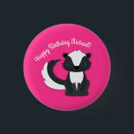Skunk Birthday Party Kids Pink Button<br><div class="desc">Feiern Sie den Geburtstag Ihres Kindes mit diesem bezaubernden Schnupfen Geburtstagsgeschenk!  Ideal für eine Waldtierfeier,  oder einfach nur für ein Kind,  das Lieben in den Schotten!  Ein Party zum 1. Geburtstag für ein Baby!</div>