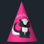Skunk Birthday Party Kids Pink Party Hat Partyhütchen<br><div class="desc">Feiern Sie den Geburtstag Ihres Kindes mit diesem bezaubernden Schnupfen Geburtstagsgeschenk! Ideal für eine Waldtierfeier,  oder einfach nur für ein Kind,  das Lieben in den Schotten! Ein Party zum 1. Geburtstag für ein Baby!</div>