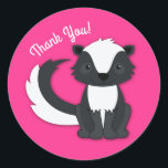 Skunk Birthday Party Kids Pink Runder Aufkleber<br><div class="desc">Feiern Sie den Geburtstag Ihres Kindes mit diesem bezaubernden Schnupfen Geburtstagsgeschenk! Ideal für eine Waldtierfeier,  oder einfach nur für ein Kind,  das Lieben in den Schotten! Ein Party zum 1. Geburtstag für ein Baby!</div>
