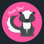 Skunk Birthday Party Kids Pink Runder Aufkleber<br><div class="desc">Feiern Sie den Geburtstag Ihres Kindes mit diesem bezaubernden Schnupfen Geburtstagsgeschenk! Ideal für eine Waldtierfeier,  oder einfach nur für ein Kind,  das Lieben in den Schotten! Ein Party zum 1. Geburtstag für ein Baby!</div>