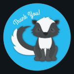 Skunk Birthday Party Runder Aufkleber<br><div class="desc">Feiern Sie den Geburtstag Ihres Kindes mit diesem bezaubernden Schnupfen Geburtstagsgeschenk! Ideal für eine Waldtierfeier,  oder einfach nur für ein Kind,  das Lieben in den Schotten! Ein Party zum 1. Geburtstag für ein Baby!</div>