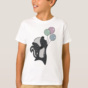 Skunk fliegt mit farbenfrohen Balloons zusammen T-Shirt
