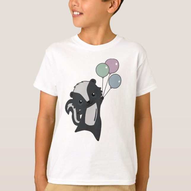 Skunk fliegt mit farbenfrohen Balloons zusammen T-Shirt (Vorderseite)