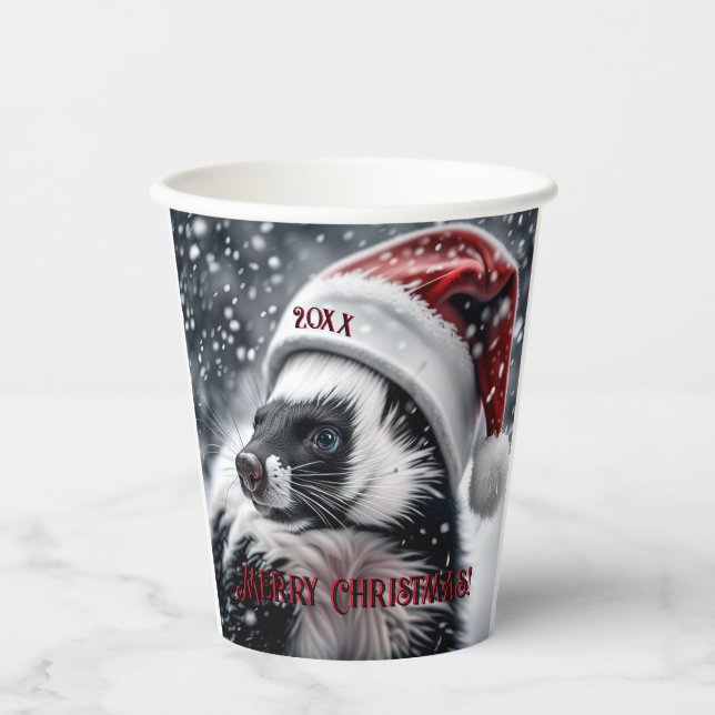 Skunk in Weihnachtsmannmütze Keramik Ornament Pappbecher (Vorderseite)