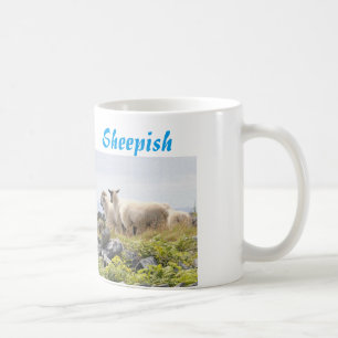 Skurrile Designs - Schafe auf einem Feld Tasse