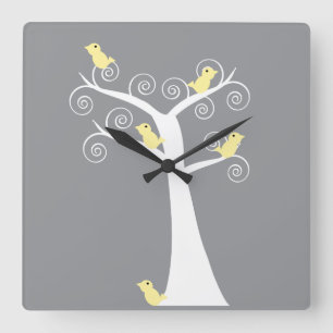 Skurrile graue und gelbe Vögel im krummen Baum Quadratische Wanduhr