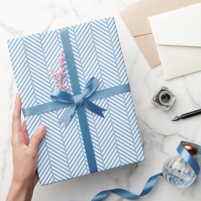 Sky Blue and White Herringbone Geschenkpapier (Schenken)