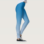 Sky Blue Gradient mit elegantem Monogramm Leggings<br><div class="desc">Stilvoll dunkelblau bis hellblau gestuft mit einem eleganten, individuellen Monogramm in einem dunkelblauen dekorativen Schriftart am unteren Ende des rechten Beins. Personalisieren Sie es mit Ihrem Initial in der Sidebar. Fügen Sie Ihrem Kleiderschrank einen modernen Akzent hinzu. Um das minimale Himmelsblau-Design auf anderen Gegenständen zu sehen, klicken Sie auf den...</div>