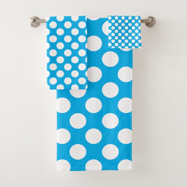 Sky Blue: Grosses weißes Polka Dot Pattern Badhandtuch Set (Insitu)
