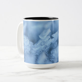 "Sky Blue Ice Cube Coffee Mug: Chill and Sip" Zweifarbige Tasse