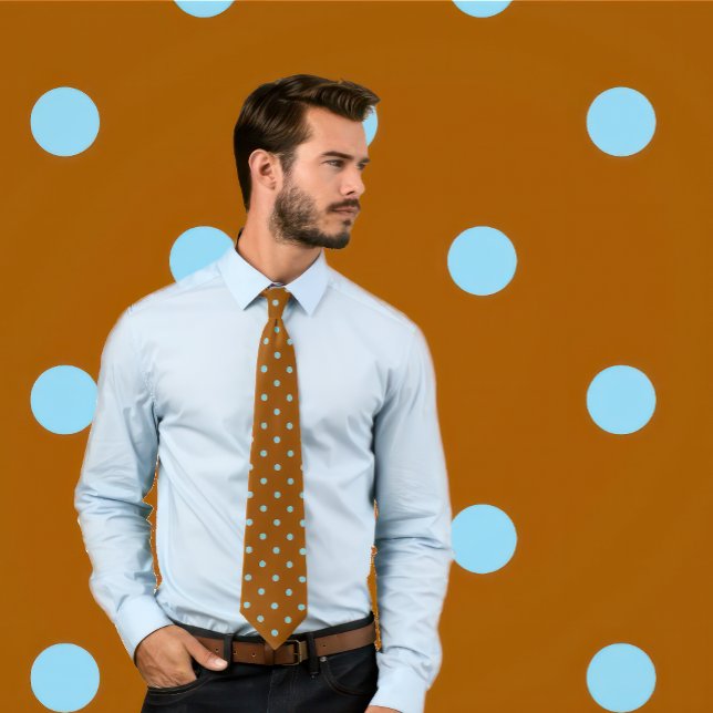 Sky Blue Polka Dots auf brauner Krawatte (Man wearing "Classic Sky Blue Polka Dots on Brown Tie.")