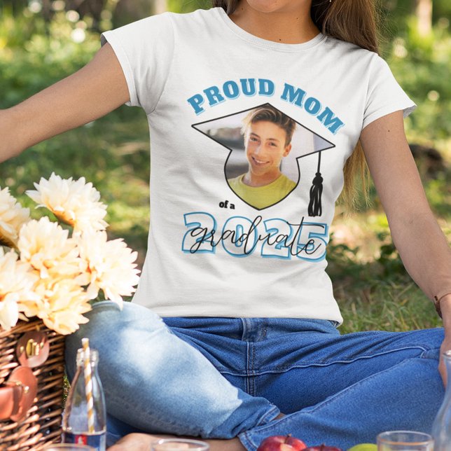 Sky Blue Proud Mama eines Graduate Fotos T-Shirt (Von Creator hochgeladen)