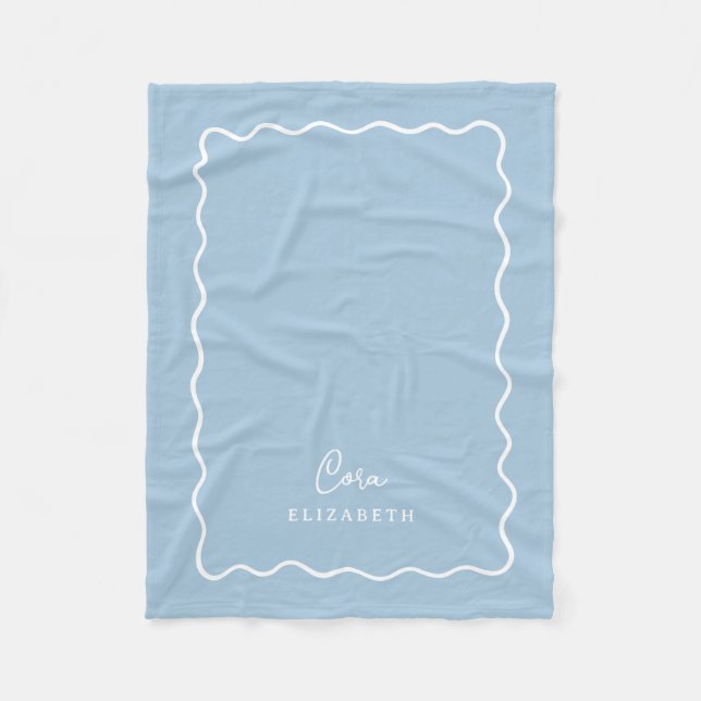 Sky Blue Wavy Border Monogrammed Fleecedecke (Vorderseite)
