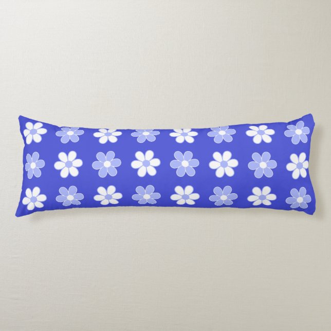 Sky Blue & White Blume auf Blue Body Pillow Seitenschläferkissen (Vorderseite)