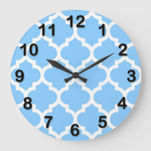 Sky Blue White Moroccan Quatrefoil Pattern #5 Große Wanduhr