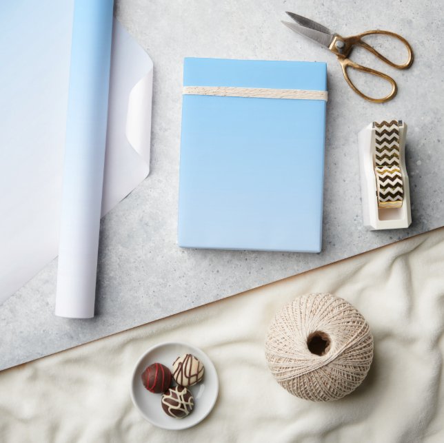 Sky Blue White Ombre Geschenkpapier (Kunsthandwerk)