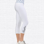 Sky & Clouds Om Symbol Hochwaisted Capri Leggings<br><div class="desc">Das Blue Sky White Clouds Om Symbol ist auf dem Bund gekachelt, die Capri Leggings sind blau getönt. Name in schwarz auf außerhalb des rechten Kalbes. Ändern oder entfernen Sie den Namen einfach mit der bereitgestellten Vorlage. Es gibt genügend Platz für einen vollständigen Namen oder anderen Text. Größen von XS...</div>