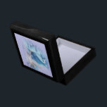 Sky Fee Asparas und Unicorn Vignette Erinnerungskiste<br><div class="desc">Sky Fee Asparas und Unicorn Vignette Unter dem Vollmond und den Sternen im Mitternachtshimmel - gibt es einen Fee-Pool, der mit reinem Wasser aus dem magischen Einhornwasserfall gefüllt ist. Hier finden Sie das Unicorn, Sky Fee Asparas und Unicorn Lunaria, tanzen in den Gewässern mit der schönsten Asparas Sky Dancer Fee....</div>
