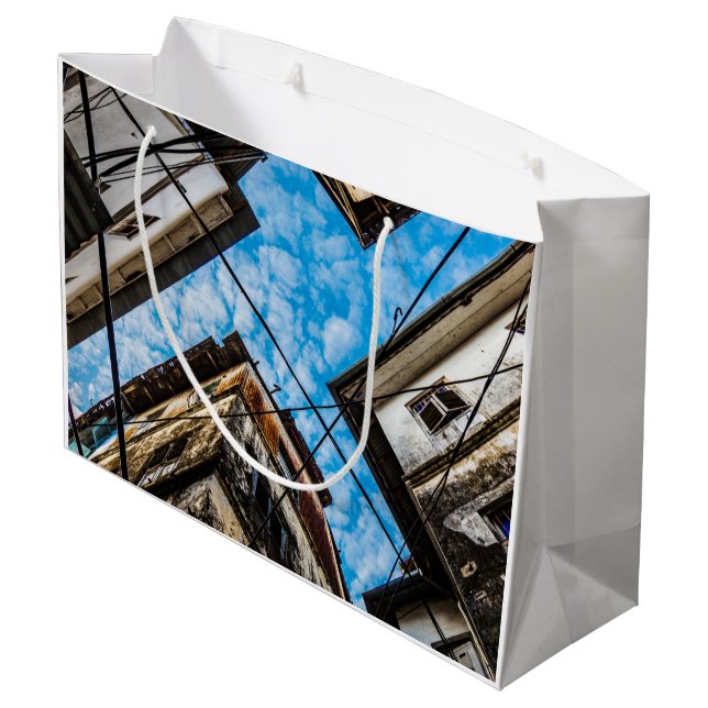 Sky Over Stonetown, Sansibar Große Geschenktüte (Rückseite Schrägansicht)