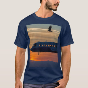 "Skybound Shadows - Eagle & Flugzeug Sunset T-Shir T-Shirt