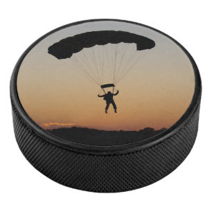 Skydiver Parachute bei Sunset Eishockey Puck