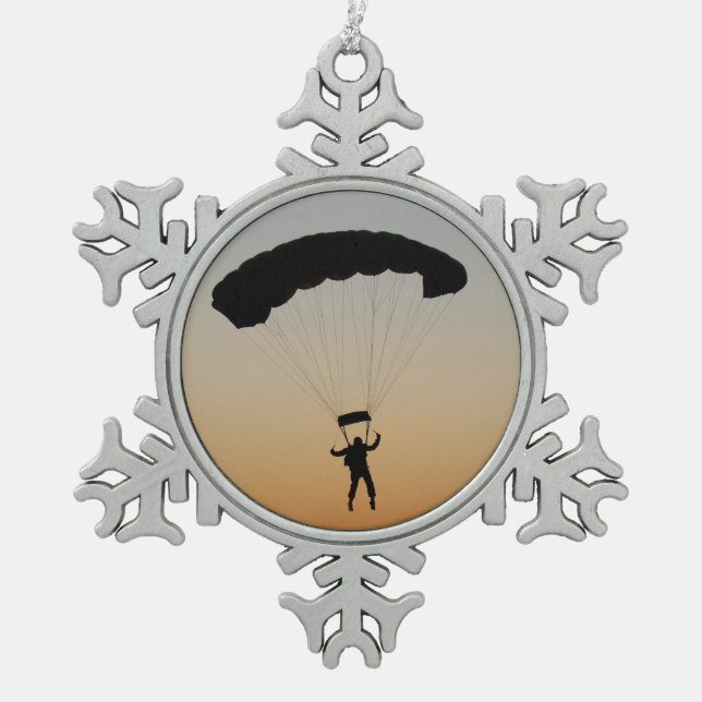 Skydiver Parachute bei Sunset Sky Diver Schneeflocken Zinn-Ornament (Vorderseite)