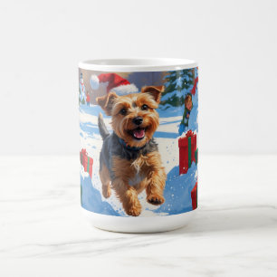 Skye Terrier läuft im Schnee mit Weihnachtsmütze Kaffeetasse