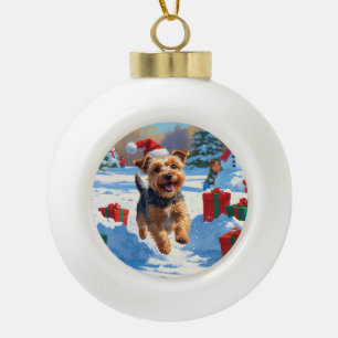 Skye Terrier läuft im Schnee mit Weihnachtsmütze Keramik Kugel-Ornament