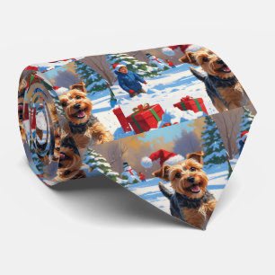 Skye Terrier läuft im Schnee mit Weihnachtsmütze Krawatte