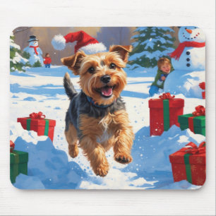 Skye Terrier läuft im Schnee mit Weihnachtsmütze Mousepad