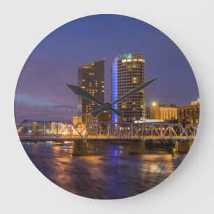 Skyline bei Dämmerung, am Grand River Große Wanduhr