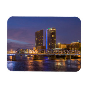 Skyline bei Dämmerung, am Grand River Magnet
