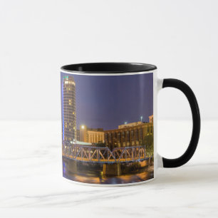 Skyline bei Dämmerung, am Grand River Tasse