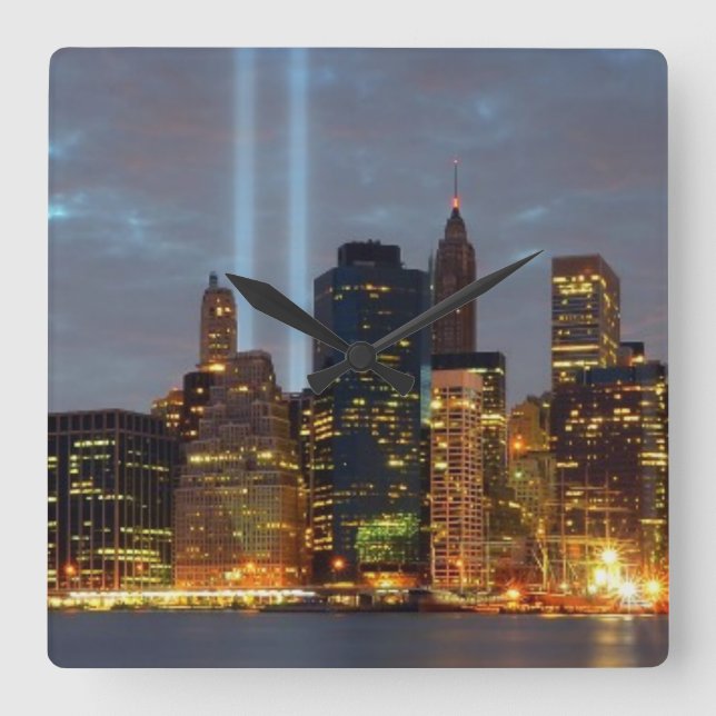 Skyline Blick auf die Stadt in der Nacht. Quadratische Wanduhr (Vorderseite)