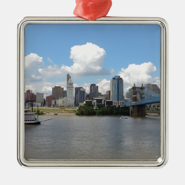 Skyline Cincinnatis, Ohio mit dem Ohio Silbernes Ornament (Vorne)