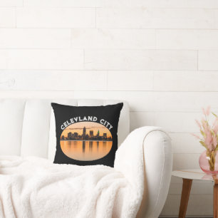 Skyline-Fußballform von Cleveland City Sunset Kissen