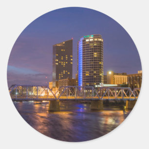 Skyline in der Abenddämmerung, am Grand River Runder Aufkleber