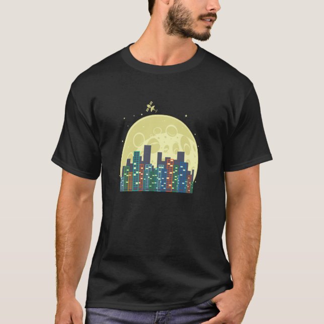 Skyline in front of Moon and Satellite Building Ci T-Shirt (Vorderseite)