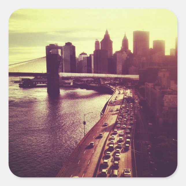 Skyline Sunset - Brooklyn Bridge und NYC Cityscape Quadratischer Aufkleber (Vorderseite)