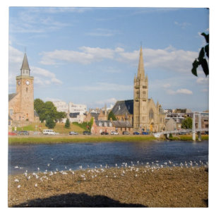 Skyline und Fluss der malerischen Stadt Inverness Fliese